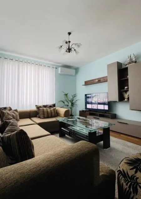 Tirane, jepet me qera apartament 1+1+Ballkon Kati 4, 80 m² 700 € (RRUGA E KOSOVAREVE)