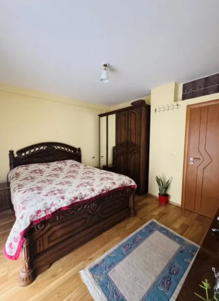 Tirane, jepet me qera apartament 1+1+Ballkon Kati 4, 80 m² 700 € (RRUGA E KOSOVAREVE)