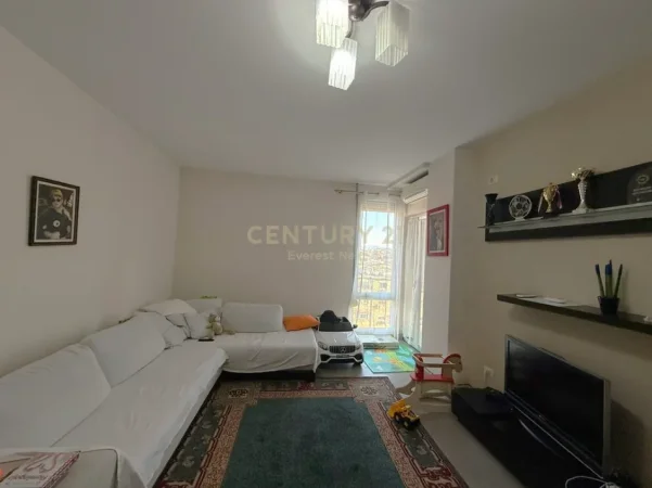 Tirane, jepet me qera apartament 1+1 Kati 5, 70 m² 450 € (Oxhaku)