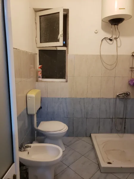 Tirane, jepet me qera shtepi 1+1 Kati 1, 80 m² 300 € (rruga frang bardhi)