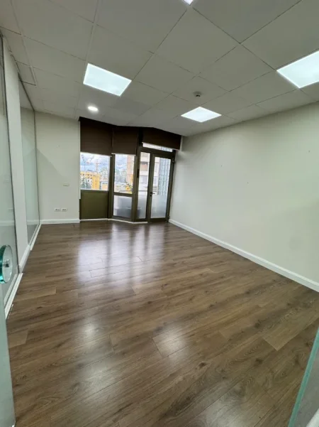 Tirane, jepet me qera zyre Kati 7, 100 m² 1.500 € (RRUGA ABDYL FRASHERI)