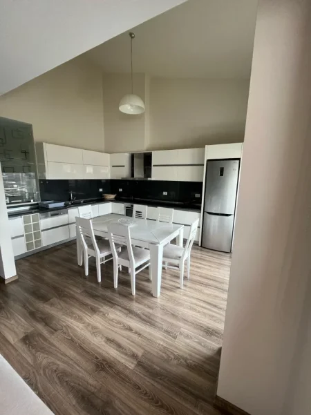 Tirane, jepet me qera apartament 2+1+Ballkon Kati 2, 130 m² 1.500 € 