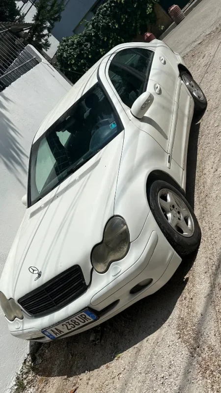Tirane, shitet makine Mercedes-Benz w203 Benzin+Gaz, e bardhë manuale Kondicioner 415.000 km 1.800 €