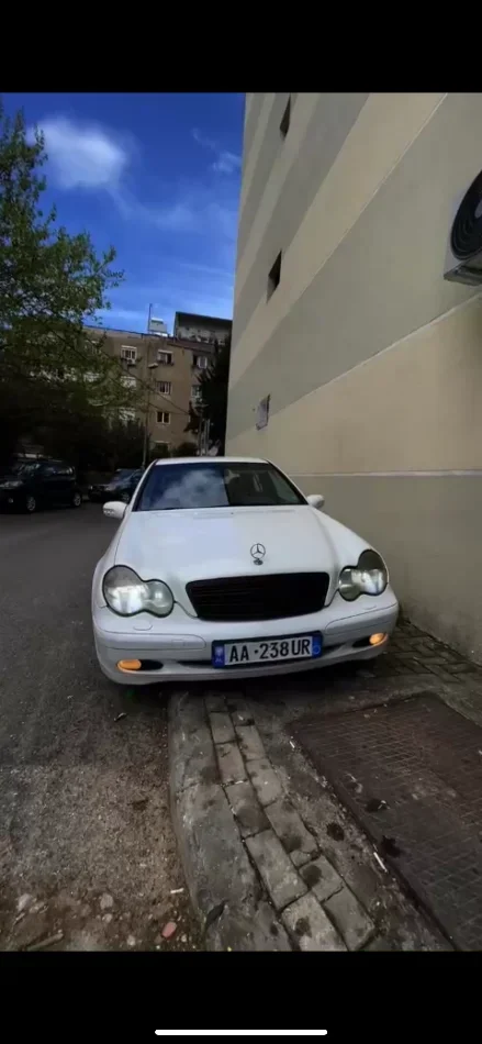 Tirane, shitet makine Mercedes-Benz w203 Benzin+Gaz, e bardhë manuale Kondicioner 415.000 km 1.800 €