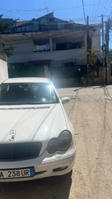 Tirane, shitet makine Mercedes-Benz w203 Benzin+Gaz, e bardhë manuale Kondicioner 415.000 km 1.800 €