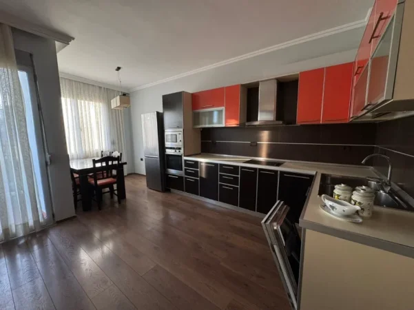 Tirane, jepet me qera apartament 2+1+Ballkon Kati 8, 120 m² 750 € (RRUGA E DIBRES)