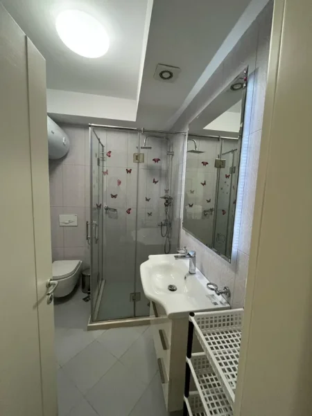 Tirane, jepet me qera apartament 2+1 Kati 2, 130 m² 1.500 € (TEG)