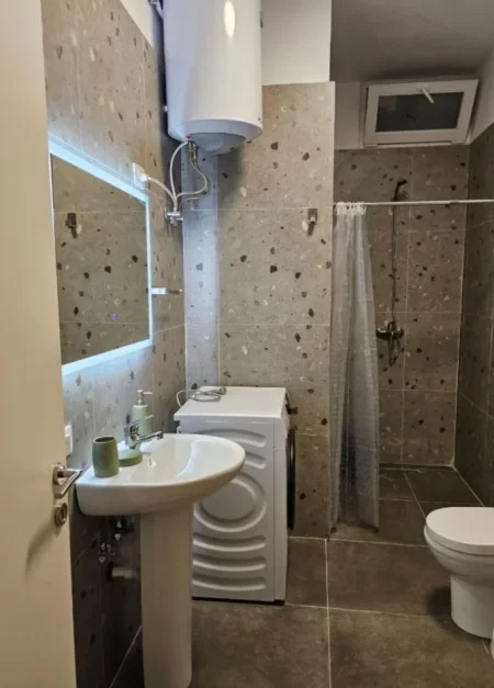 Tirane, jepet me qera apartament 2+1+Ballkon Kati 6, 100 m² 600 € (RRUGA 5 MAJI)