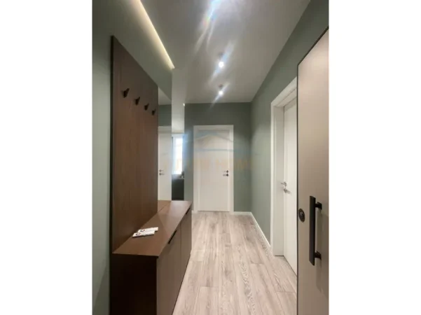 Tirane, jepet me qera apartament 1+1 , 75 m² 800 € (Golden Tower)