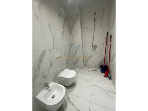 Tirane, jepet me qera apartament 1+1 , 75 m² 800 € (Golden Tower)