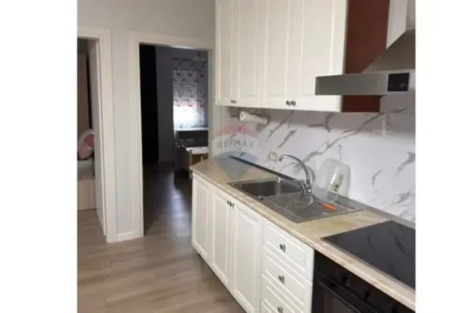 Tirane, jepet me qera apartament 3+1 , 700 € (Rruga Mine Peza)