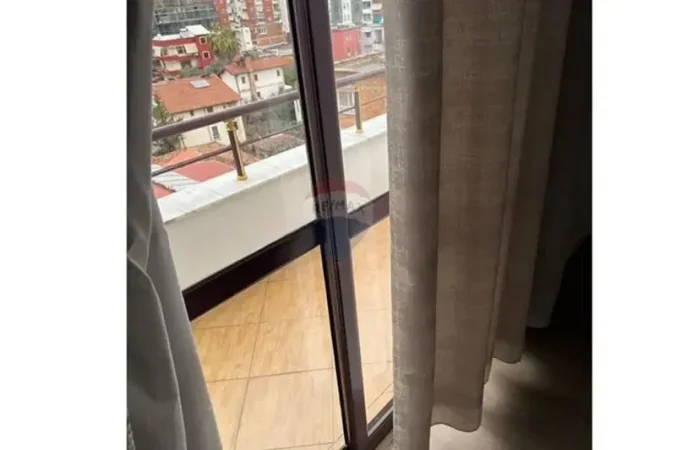 Tirane, jepet me qera apartament 3+1 , 700 € (Rruga Mine Peza)