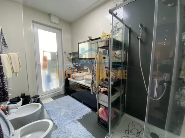 Tirane, shitet apartament 3+1 Kati 5, 203 m² 650.000 € (Liqeni i Thate)