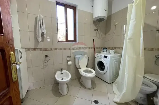 Tirane, jepet me qera shtepi 2+1 Kati 0, 400 m² 450 € (Allias)