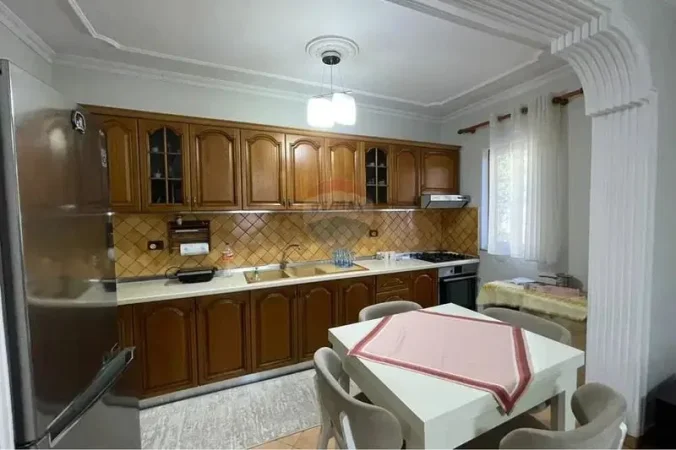 Tirane, jepet me qera shtepi 2+1 Kati 0, 400 m² 450 € (Allias)