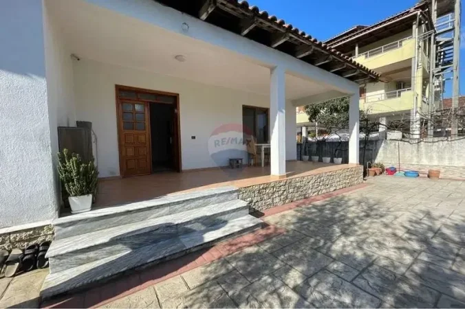 Tirane, jepet me qera shtepi 2+1 Kati 0, 400 m² 450 € (Allias)