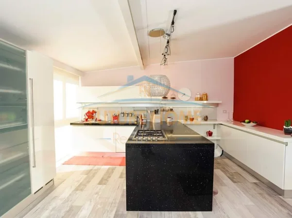 Tirane, shitet apartament 2+1+Ballkon Kati 6, 203 m² 650.000 € (Liqeni i Thate)