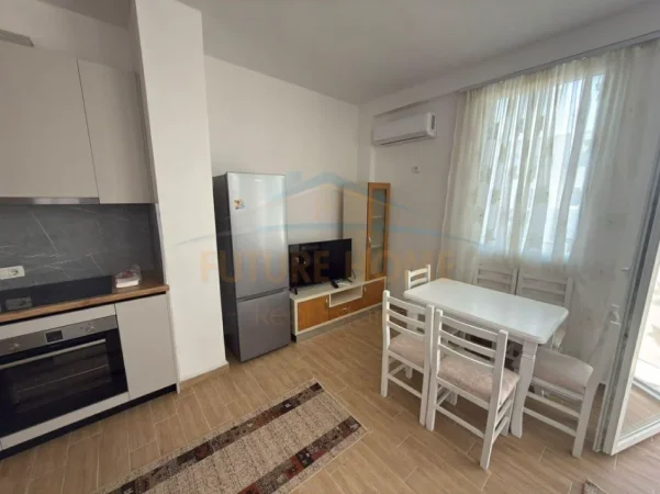 Tirane, jepet me qera apartament 2+1+Ballkon Kati 4, 83 m² 500 € (Unaza e Re)