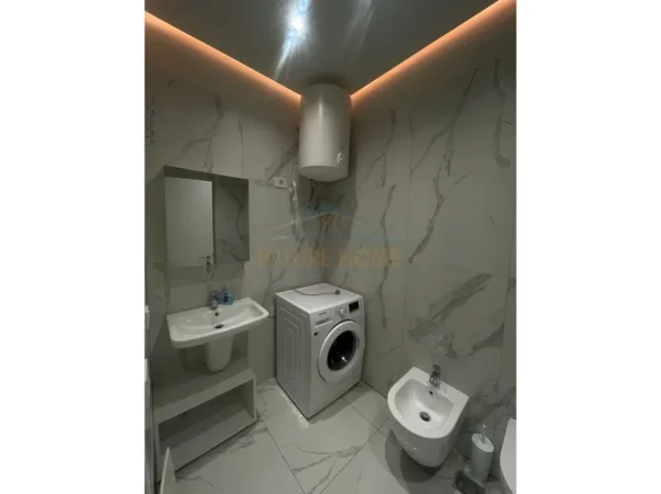 Tirane, jepet me qera apartament 1+1+Ballkon Kati 5, 62 m² 800 € (Rruga Mine Peza)