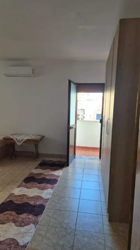 Tirane, jepet me qera apartament 2+1+Ballkon Kati 5, 93 m² 625 € (Rruga Ymer Kurti tek Posta 8)