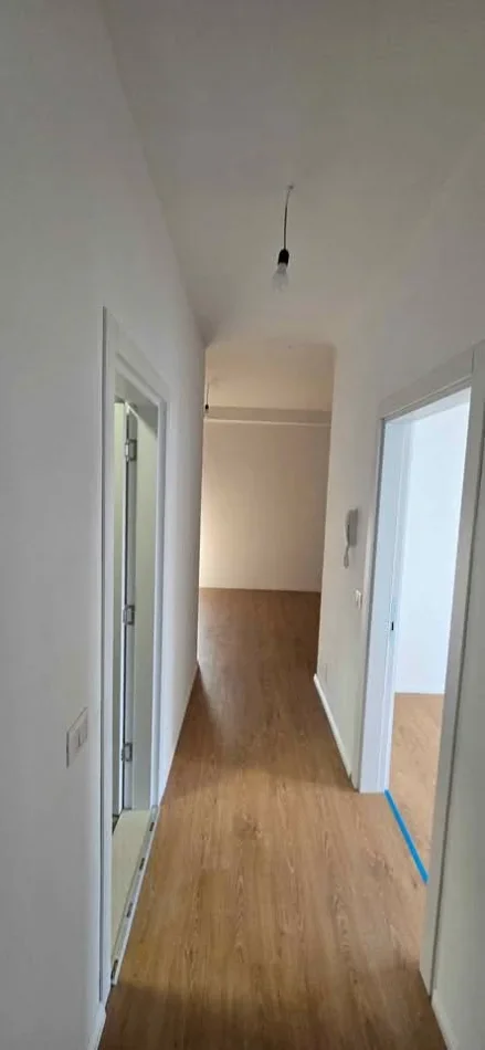 Tirane, jepet me qera apartament 2+1+Ballkon Kati 3, 86 m² 700 € (Rruga Egnatia)