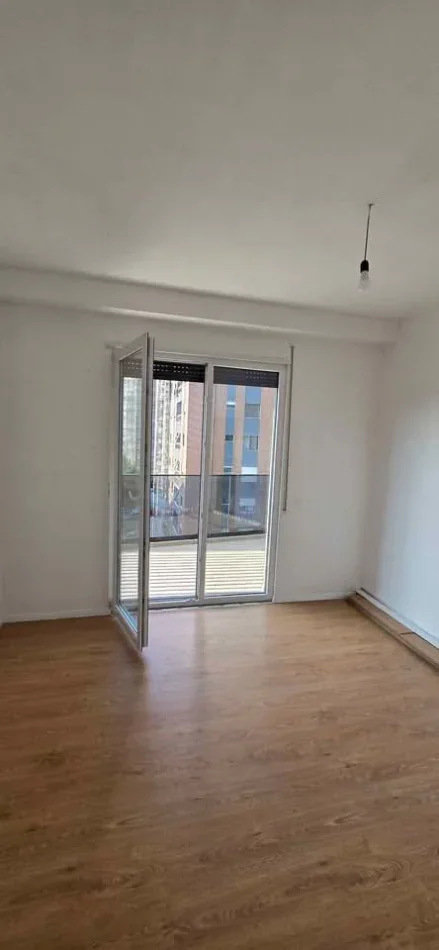 Tirane, jepet me qera apartament 2+1+Ballkon Kati 3, 86 m² 700 € (Rruga Egnatia)