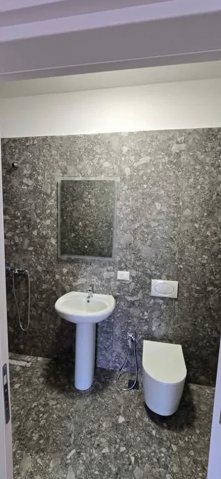 Tirane, jepet me qera apartament 2+1+Ballkon Kati 3, 86 m² 700 € (Rruga Egnatia)