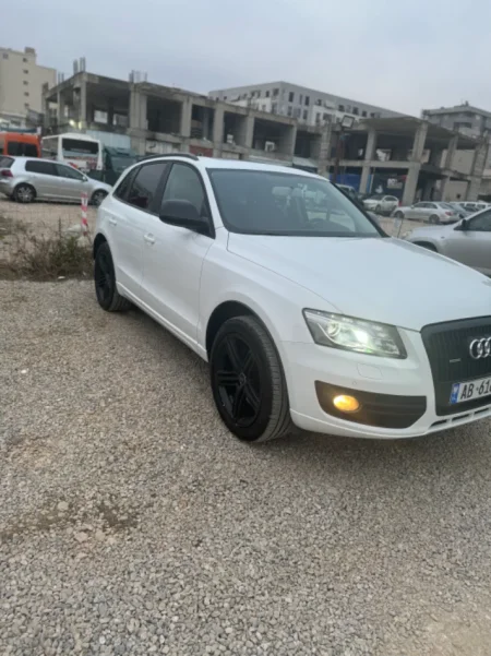 Tirane, shitet makine Audi Nafte, e bardhë automatik Klima 240.000 km 11.000 €
