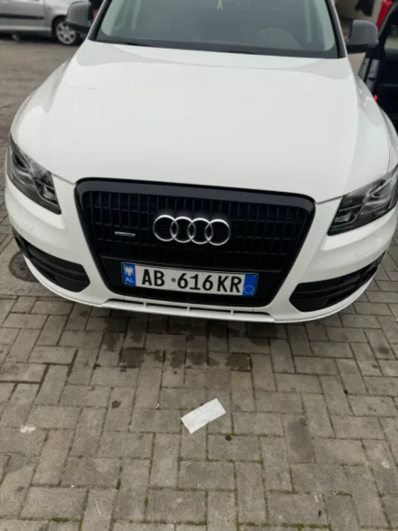 Tirane, shitet makine Audi Nafte, e bardhë automatik Klima 240.000 km 11.000 €
