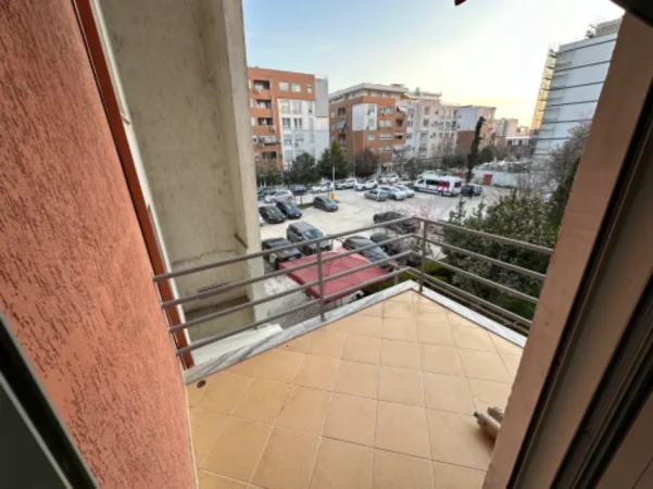 Tirane, jepet me qera apartament 1+1 Kati 2, 70 m² 350 € (Rruga Jordan Misja prane Spakut)