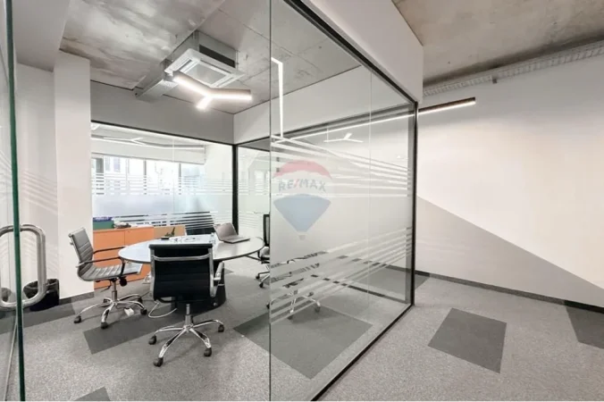 Tirane, jepet me qera zyre , 158 m² 2.200 € 