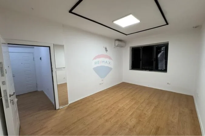 Tirane, jepet me qera zyre , 45 m² 551 € 