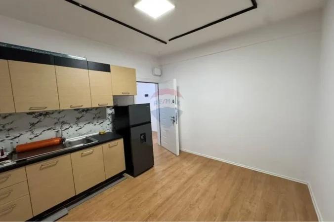 Tirane, jepet me qera zyre , 45 m² 551 € 