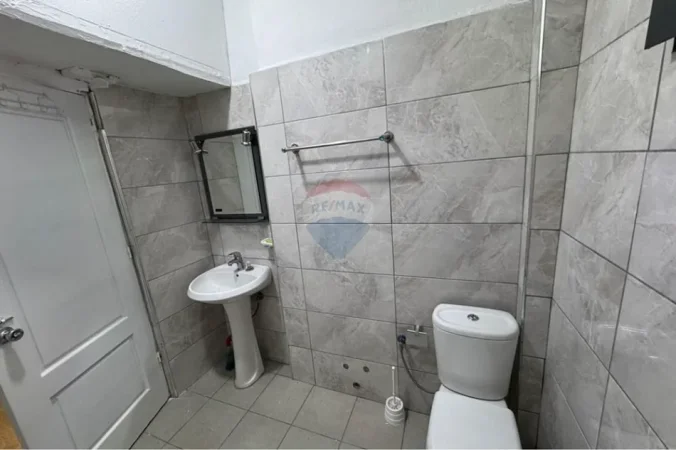 Tirane, jepet me qera zyre , 45 m² 551 € 