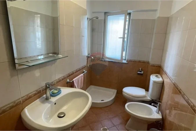Tirane, jepet me qera zyre , 60 m² 600 € 