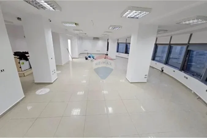 Tirane, jepet me qera zyre , 300 m² 3.000 € 
