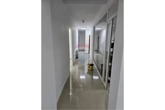 Tirane, jepet me qera zyre , 300 m² 3.000 € 