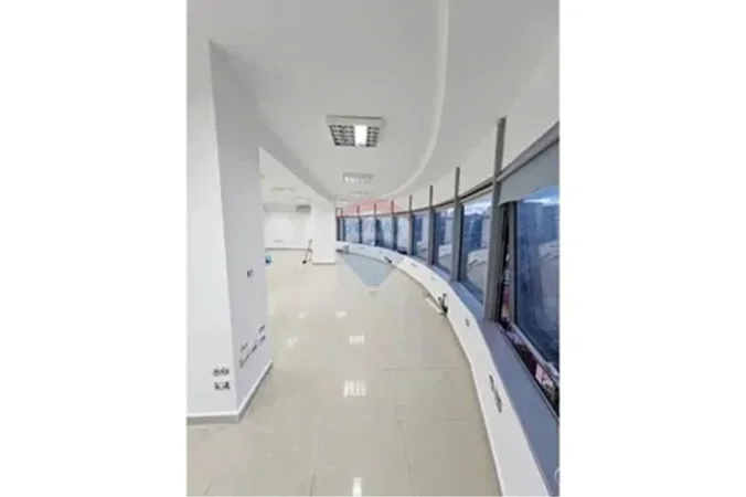 Tirane, jepet me qera zyre , 300 m² 3.000 € 