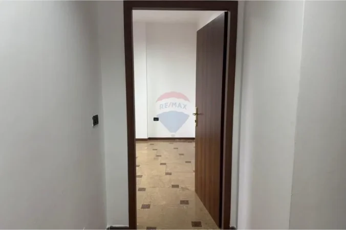 Tirane, jepet me qera zyre , 50 m² 700 € 