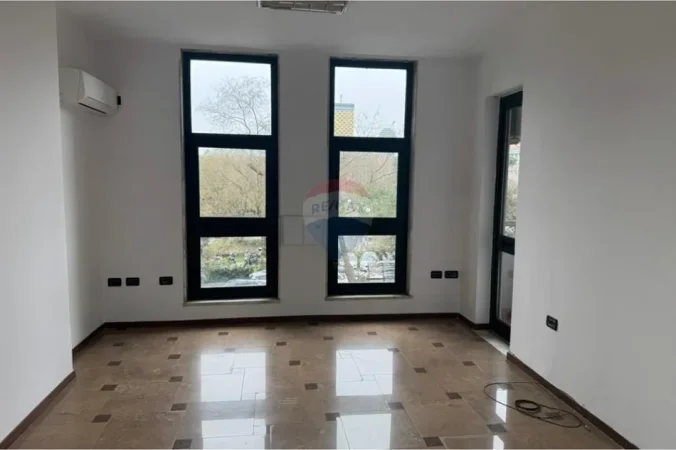 Tirane, jepet me qera zyre , 50 m² 700 € 