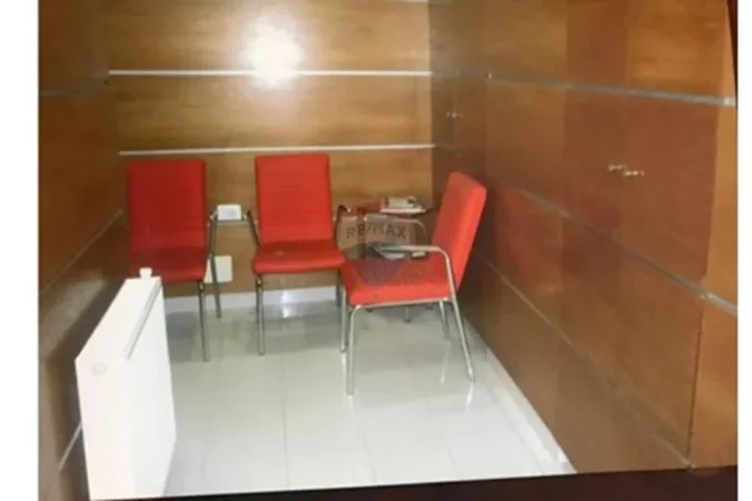 Tirane, jepet me qera ambjent biznesi , 88 m² 1.101 € 