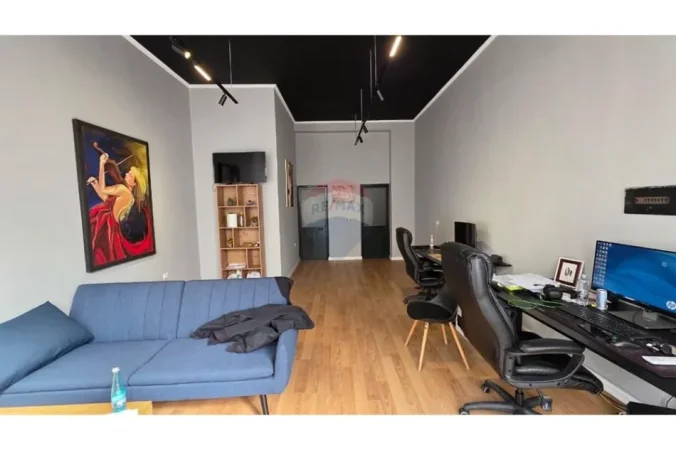 Tirane, jepet me qera dyqan , 40 m² 400 € 