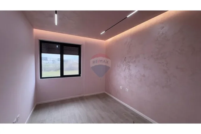 Tirane, jepet me qera zyre , 1.300 € 