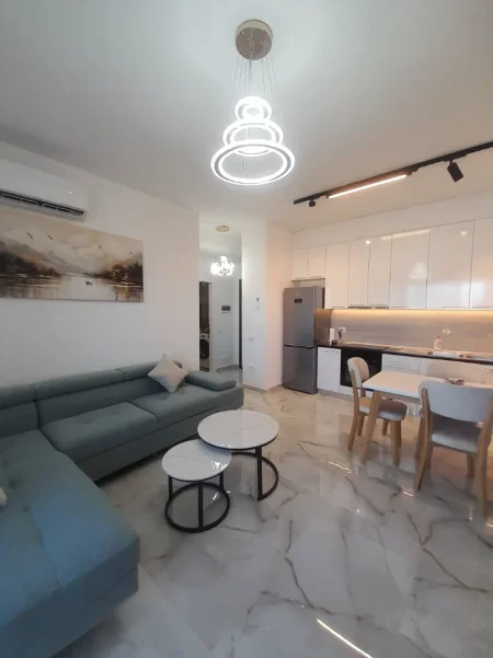 Jepet me Qera Apartament 1+1+2 Ballkone, kati 9, Mobilim i Ri, Çmimi 50.000 Lekë te Reja,Perball Spitalit Amerikan 3, ne Yzberisht, Tiranë.