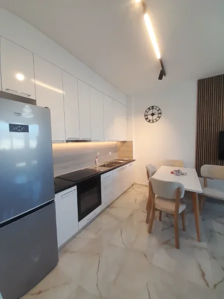 Jepet me Qera Apartament 1+1+2 Ballkone, kati 9, Mobilim i Ri, Çmimi 50.000 Lekë te Reja,Perball Spitalit Amerikan 3, ne Yzberisht, Tiranë.