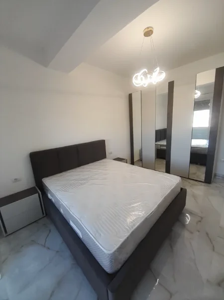 Jepet me Qera Apartament 1+1+2 Ballkone, kati 9, Mobilim i Ri, Çmimi 50.000 Lekë te Reja,Perball Spitalit Amerikan 3, ne Yzberisht, Tiranë.