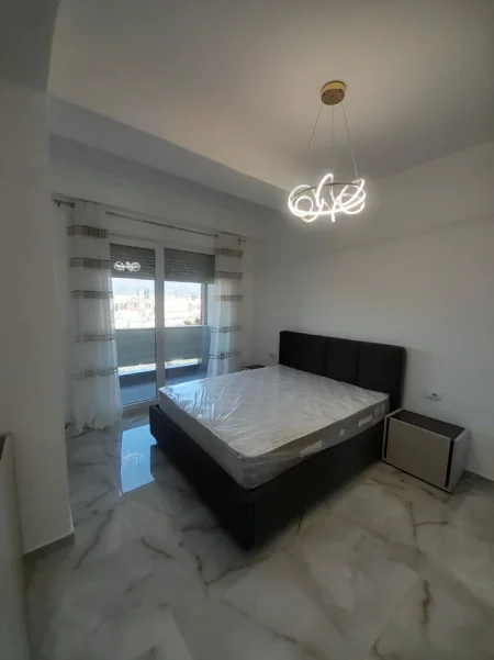 Jepet me Qera Apartament 1+1+2 Ballkone, kati 9, Mobilim i Ri, Çmimi 50.000 Lekë te Reja,Perball Spitalit Amerikan 3, ne Yzberisht, Tiranë.