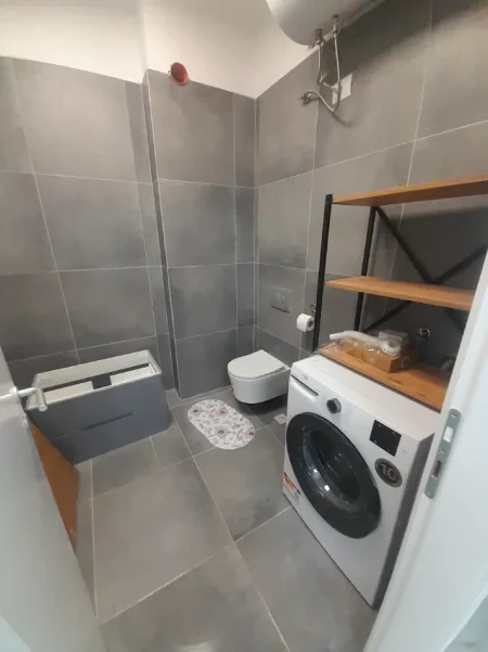Jepet me Qera Apartament 1+1+2 Ballkone, kati 9, Mobilim i Ri, Çmimi 50.000 Lekë te Reja,Perball Spitalit Amerikan 3, ne Yzberisht, Tiranë.