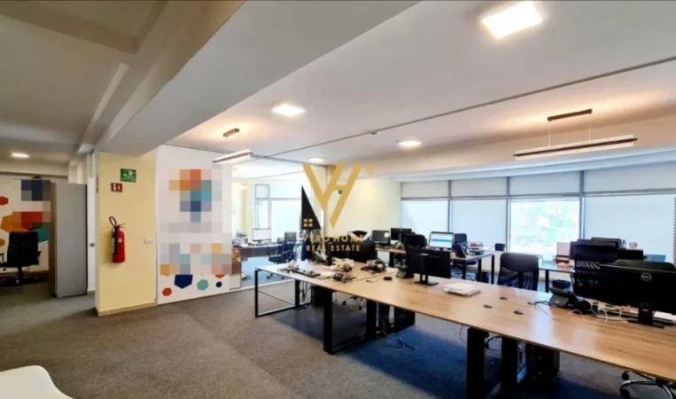 JEPET AMBIENT KOMERCIAL 290 M2 ME QERA TE KOMPLEKSI HALILI 2.900 EURO