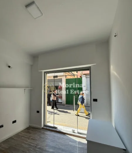 Tirane, jepet me qera ambjent biznesi Kati 1, 9 m² 250 € (21 Dhjetori)